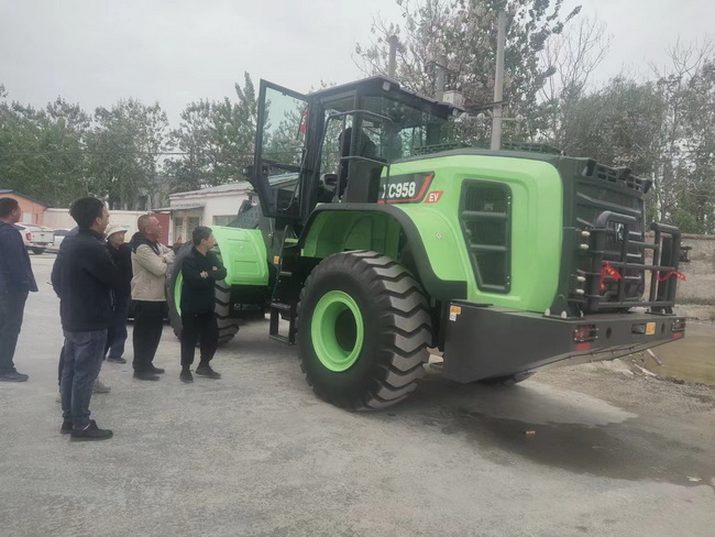 半岛平台XC958-EV纯电动装载机交付柘城县金鼎建材公司