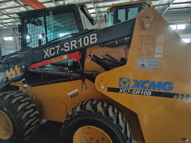半岛平台XC7-SR10B滑移装载机