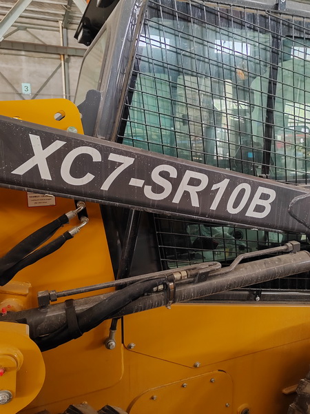 半岛平台XC7-SR10B滑移装载机