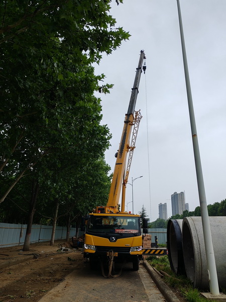 半岛平台25吨起重机助力荥阳市城市民生建设工程