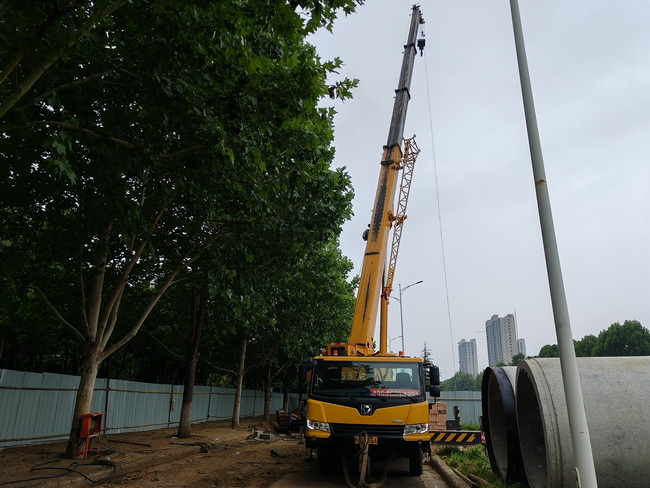 半岛平台25吨起重机助力荥阳市城市民生建设工程